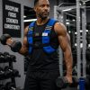 Hombre haciendo musculación con chaleco azul